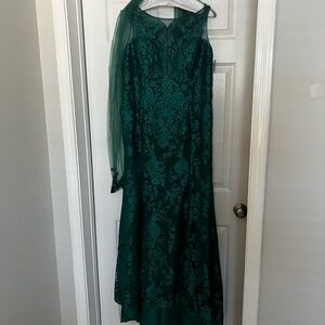 Elegant Green Lace Evening Gown